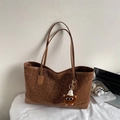 Braune Shopper-Tasche mit Leopardenmuster, Plüsch-Anhänger und Schultergurten - Mit Ornament / Braun