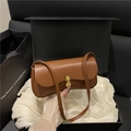 Elegante bolso de hombro en cuero marrón con hebilla dorada en una caja de regalo blanca - Marrón