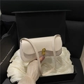 Bolso de hombro minimalista blanco crema en cuero mate con cierre dorado - Blanco