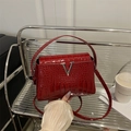 Borsa a tracolla rosso scuro trama coccodrillo con fibbia a V argento e cinturino - Rosso
