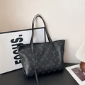 Borsa tote nera in ecopelle con motivo jacquard a orso e doppie tracolle lunghe - Nero
