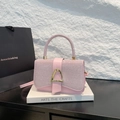 Sac à main rose scintillant avec boucle en D dorée et bandoulière sur support blanc - Rose