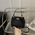 Sac seau en cuir grainé noir avec fermoir doré et bandoulière amovible - Noir