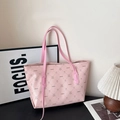 Borsa tote rosa con jacquard a orso e motivo monogramma in un set molto elegante - Rosa