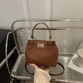 Sac seau marron pour femme en cuir grainé avec fermoir doré et bandoulière amovible - Marron