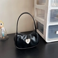 Elegante borsa sottobraccio a mezzaluna nera con cuore bianco e fiocco d'oro - Nero