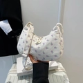 Bolso de pana tipo dumpling con estampado floral morado y correa ajustable - Pequeñas Flores Moradas
