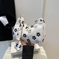 Bolso hobo de pana blanca con estampado de margaritas y correa ajustable - Margarita Negra y Blanca