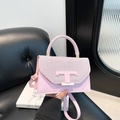 Borsa a tracolla rosa di tendenza con patta glitterata e fibbia metallica a forma di T - Rosa