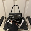 Bolso bandolera chic de cuero PU negro con remaches punk plateados y asa estructurada - Negro