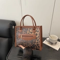 Leopard-Print Shopper mit braunen Ledergriffen und praktischer Reißverschlusstasche - Braun