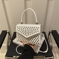 Bolso bandolera blanco decorado con remaches en cuero sintético con asa y correa fina - Blanco