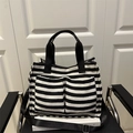 Moderne schwarz-weiß gestreifte Shopper-Tasche mit Vordertaschen und Schultergurt - Schwarz