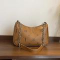 Schultertasche in Karamell mit geprägtem Hasenmuster und silberner Kette - Braun