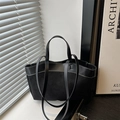 Schwarze Bucket-Tasche aus Wildleder und Leder mit kontrastierenden weißen Nähten - Schwarz