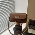 Sac à bandoulière rectangulaire en cuir marron foncé avec fermoir doré tressé - Marron