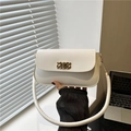 Sac bandoulière beige chic avec fermoir doré texturé et détail de chaîne - Blanc
