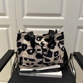 Bolso tote grande para mujer con estampado de vaca en blanco y negro y correa - Negro