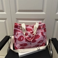 Bolso tote chic con estampado camuflaje rosa, correas blancas y bolsillos frontales - Rosa