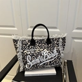 Leopardenmuster Canvas-Tragetasche mit Fransendetails und schwarzen Griffen - Buchstaben-Stil