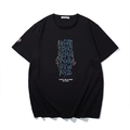 T-shirt nera oversize in cotone con stampa artistica dell'alfabeto in sfumatura arcobaleno - M / Grafica di Impilamento Lettere (T6163)