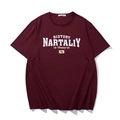 Dunkelrotes Herren T-Shirt in lockerer Passform mit weißem Grafikdruck und Rundhals - XL / Weinrot