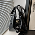Sac hobo noir brillant avec large bandoulière et détails d'œillets métalliques argentés - Noir