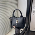 Bolso tipo cubo negro minimalista con hebilla dorada y cuero texturizado para mujer - Negro