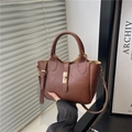 Bolso cubo minimalista de cuero marrón oscuro con cierre dorado y correa ajustable - Marrón