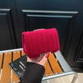 Fuchsia fluwelen crossbodytas met verticale wattering en gouden ketting - Rood