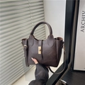 Bolso cubo estilo ala en cuero PU marrón oscuro con cierre dorado y correa ajustable - Marrón