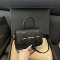 Sac bandoulière noir minimaliste dans un coffret cadeau avec lettrage mode - Noir