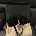Bolso de hombro de ante negro con cierre dorado en una elegante caja de regalo - Con Colgante / Negro