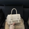 Sac bandoulière chic blanc crème en cuir grainé avec détails en métal argenté - Blanc