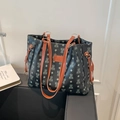 Donkergrijze shopper van imitatieleer met berenprint en bruine handvatten voor dames - Zwart