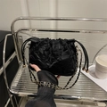 Bolso saco plisado negro con cadena dorada y cierre de cordón para mujer - Negro