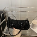 Bolso baguette negro con estampado de leopardo, hebillas plateadas y textura de ante suave - Negro