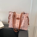 Roze shopper met cartoon beer prints en bruine schouderbanden in minimalistische stijl - Roze