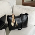 Borsa tote nera in ecopelle martellata con elegante dettaglio foulard in seta sul manico - Nero