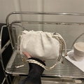 Bolso tipo cubo plisado blanco con cadena dorada y cierre de cordón ajustable - Blanco
