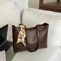 Borsa tote marrone scuro retrò con pelle testurizzata e sciarpa di seta decorativa - Marrone