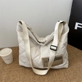Bolso bandolera acolchado blanco crema con parche de letras y correa de lona ajustable - Blanco