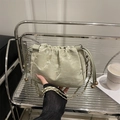 Bolso saco plisado verde claro con cordón de bolas doradas y correa de cadena - Verde
