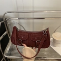 Bolso de hombro de gamuza burdeos con bolsillos delanteros y hebillas plateadas - Rojo