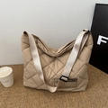 Bolso tote acolchado caqui con diseño de diamantes y correa de tejido ajustable - Caqui