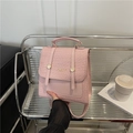 Sac à dos rose avec texture tressée, détails serpent et fines bretelles - Rose