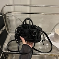 Schicke schwarze Mini-Beuteltasche mit Krokostruktur und internem Kordelzugverschluss - Schwarz