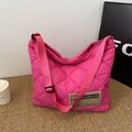 Bolso bandolera de nailon acolchado rosa fucsia con costuras de rombos y correa ancha - rosa intenso