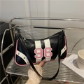 Borsa sottobraccio Y2K in pelle nera con finiture rosa, rivetti e toppa con numero 96 - Nero