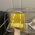 Sac à dos tendance jaune vif pour femme avec texture tressée et boucles en métal - Jaune